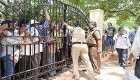 तिरुपती बालाजीचा अर्ध्या किंमतीतला प्रसाद घेण्यास भाविकांची गर्दी 