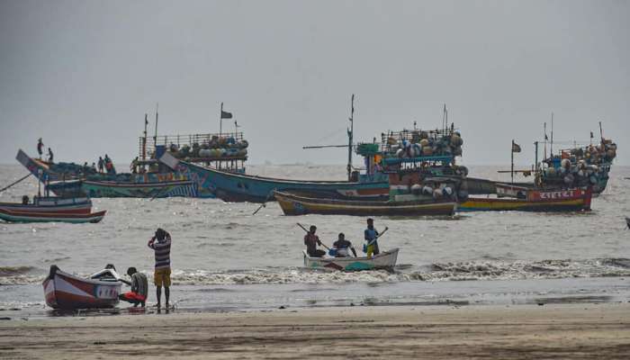 &#039;निसर्ग&#039; धोका : शेकडो बोटी मासेमारीसाठी समुद्रात, रत्नागिरी-रायगडमध्ये सतर्कता