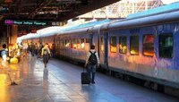 जीवाची पर्वा न करता चिमुलकीला दूध देण्यासाठी रेल्वे मागे धावला जवान