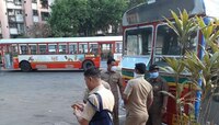 अनलॉक-१ : विरार येथे  बेस्टसाठी झुंबड, सोशल डिस्टन्सिंगचा फज्जा