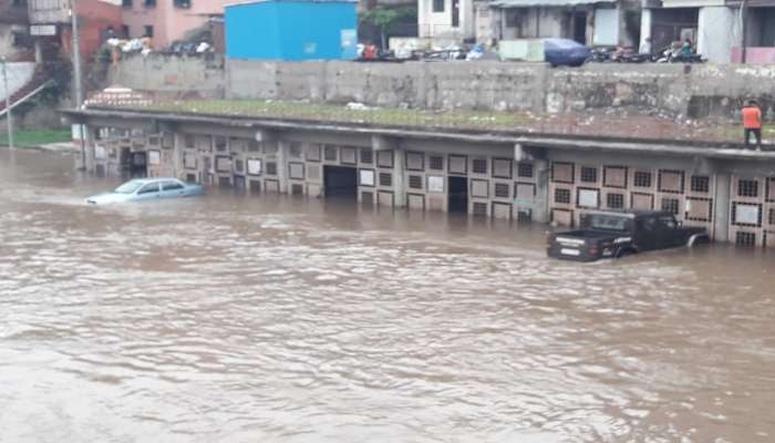 मान्सूनपूर्व सरींनी गोदाकाठी पाणी, वाहनं पाण्यात