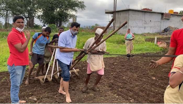 छत्रपती संभाजीराजेंनी शेतात जाऊन केली पेरणी; VIDEO व्हायरल