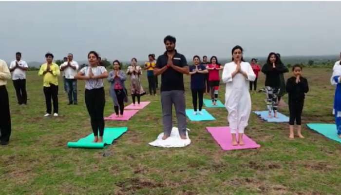 &#039;करे योग, रहे निरोग&#039; म्हणत खा. नवनीत राणा यांनी साजरा केला आंतरराष्ट्रीय योग दिन