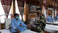 लेह दौऱ्यावर आलेल्या लष्करप्रमुखांनी जखमी जवानांची घेतली भेट