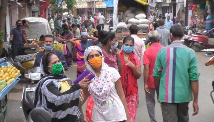 कोरोनाला रोखायचे कसे?, कल्याण पूर्व भागातील कंटेनमेंट झोनमध्ये नागरिकांची गर्दी