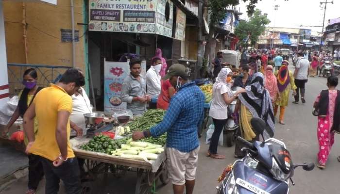 उद्यापासून लॉकडाऊन असल्याने कल्याण-डोंबिवलीत खरेदीसाठी लोकांची गर्दी