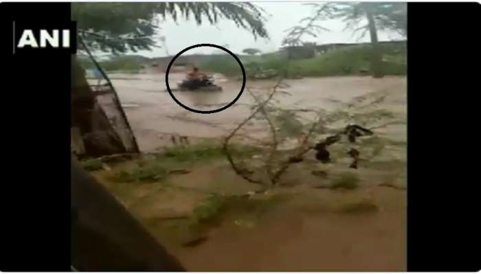 मुसळधार पावसामुळे चालक बाईकसह वाहून गेला : Video 