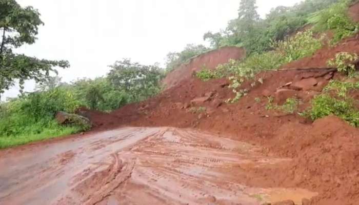 महाड - विन्हेरे मार्गावर डोंगरच आला, वाहतूक ठप्प 