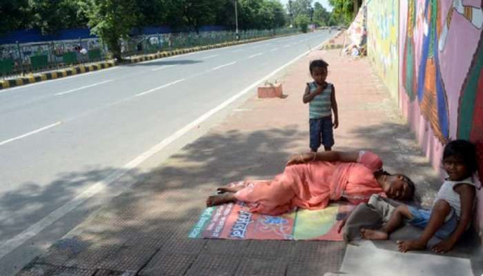 बेघर आई-मुलांना पाहून सोनू सुदचं हृद्य पिळवटलं, अशी करणार मदत