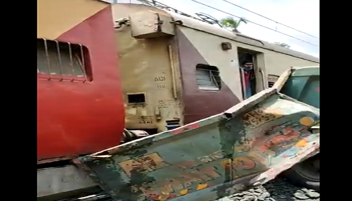 धक्कादायक : कांदिवली-बोरिवली स्टेशनजवळ रेल्वेची ट्रकला धडक