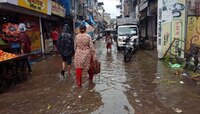 मुसळधार पाऊस : महाड शहरात पुराचे पाणी घुसले, सावित्री नदी धोक्याच्या पातळीवर