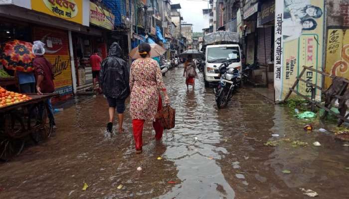 मुसळधार पाऊस : महाड शहरात पुराचे पाणी घुसले, सावित्री नदी धोक्याच्या पातळीवर 