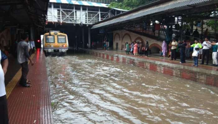 लोकलमध्ये अडकलेल्या २०० हून अधिकजणांच्या मदतीला रेल्वे पोलीस 