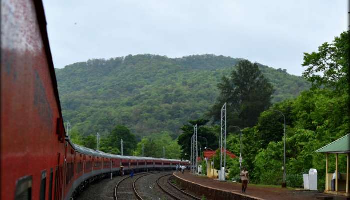 कोकण रेल्वेची वाहतूक विस्कळीत, एक्स्प्रेस गाड्या २० ऑगस्टपर्यंत 'या' मार्गावरुन धावणार 