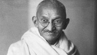 गांधीजींच्या पहिल्या दक्षिण आफ्रिका प्रवासाच्या रेल्वे डब्याची प्रतिकृती वर्धा रेल्व