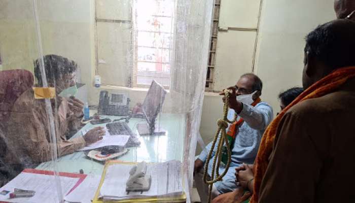 'शेतकऱ्यांना कर्ज द्या, नाहीतर तुमच्या गळ्यात फास टाकू'