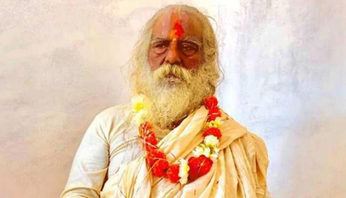 राम मंदिर भूमीपूजनावेळी पंतप्रधानांसोबत व्यासपीठावर दिसलेले 'ते' महंत कोरोना पॉझिटीव्ह 
