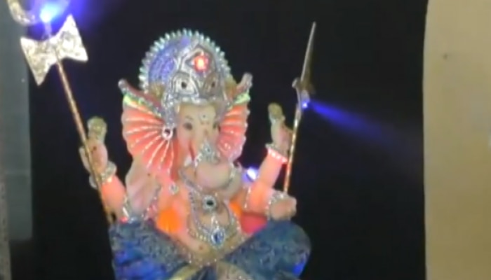 Ganeshotsav 2020 : पाहा भक्तांना सॅनिटाईज करणारा बाप्पा 