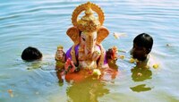 विसर्जनासाठी हौद म्हणून कचरापेट्यांचा वापर; पोलिसांत तक्रार दाखल