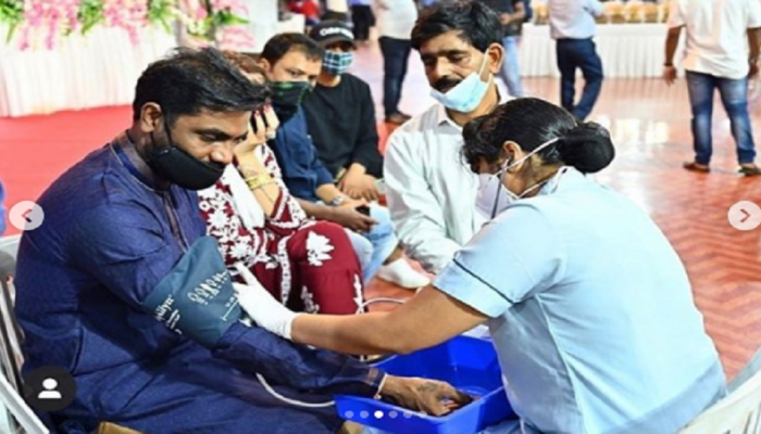 लालबागचा राजा गणेशोत्सव मंडळात बॉलिवूड सेलिब्रिटीचं रक्तदान 
