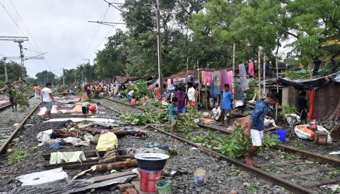 रेल्वे रुळाजवळील झोपड्या हटवणार, सर्वोच्च न्यायालयाने बजावले, &#039;राजकीय हस्तक्षेप नको&#039; 