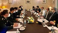 रशियात संरक्षणमंत्री राजनाथ सिंह आणि चीनचे संरक्षणमंत्री जनरल फेंगे यांच्यात चर्चा