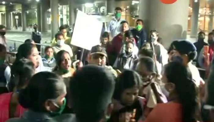 Mumbai Airport Women Came In Support Of Kangana Ranaut Beaten By Shiv Sena Womens Wing