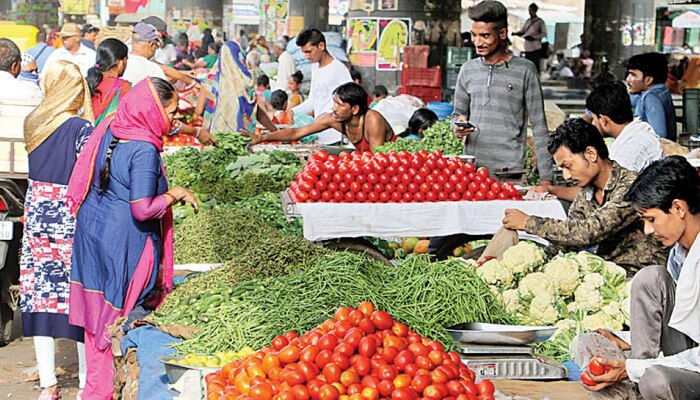 साताऱ्यातील भाजीमंडईत सोशल डिस्टन्सिंगचा फज्जा