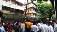 जमावबंदी असतानाही कृष्णकुंजबाहेर गर्दी; वरळीच्या शिवसैनिकांचा मनसेत प्रवेश