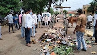 चक्क बैल बंडीतुन नगर परिषदेच्या गेटवर फेकला कचरा