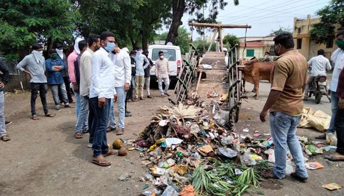 चक्क बैल बंडीतुन नगर परिषदेच्या गेटवर फेकला कचरा