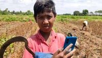 शिक्षणासाठी स्मार्टफोन हवा म्हणून त्याने महिनाभर केली शेतमजुरी 