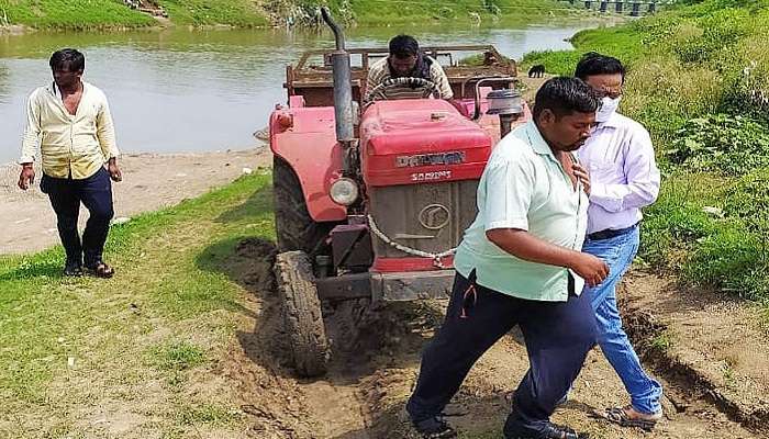 वाळू माफियांची दादागिरी; तहसीलदाराच्या अंगावर ट्रॅक्टर चढवण्याचा प्रयत्न