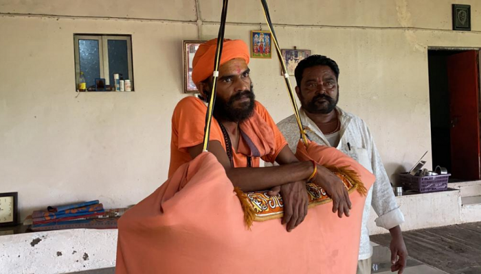 'देऊळ बंद'ची झळ साधू आणि पुजाऱ्यांना 