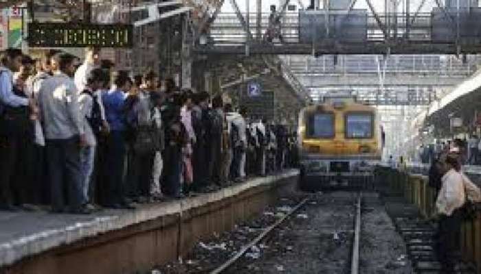 मोठी बातमी! अखेर 'या' मार्गावरील लोकल पुन्हा रुळावर  