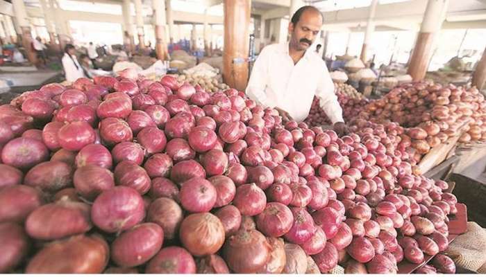 शेतकऱ्यांचे शोषण : धुळ्याच्या कांद्याला नाशिक जिल्ह्यात कमी भाव का?