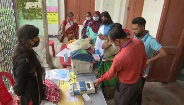 बिहार विधानसभा निवडणूक : पहिल्या टप्प्यातील मतदानाला सुरुवात 