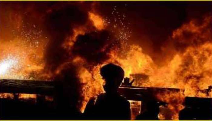 रिऍक्टरच्या स्फोटानंतर भीषण आग; आजूबाजूच्या घरांनाही हादरे 