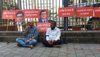 आमदार राम कदमांचा हा 'ठिय्या व्हायरल' ... काय आहे या फोटोत असं...?