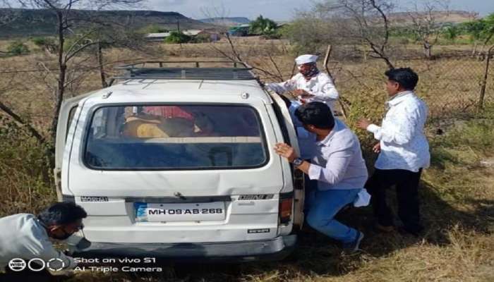 ओमनी कारला धक्का देत रोहित पवार अपघातग्रस्तांच्या मदतीला धावले 