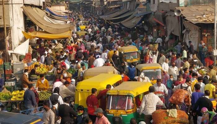 कोरोनाचा पुन्हा धोका : अहमदाबादेत कर्फ्यू लागू होणार असल्याने बाजारात प्रचंड गर्दी 