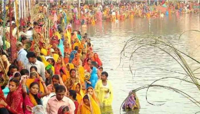 कोरोनाचा धोका असताना छठपूजेसाठी मंदिरात महिलांनी मोठी गर्दी 