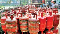 तुम्ही घरी गॅस सिलिंडर वापरता ? 'ही' चूक केल्यास होईल कारवाई