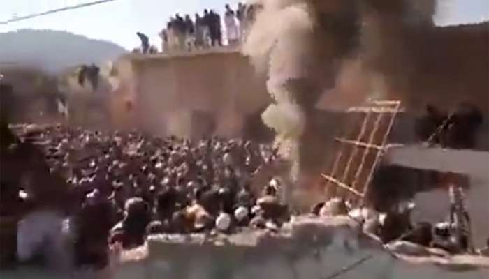 पाकिस्तानात हिंदू मंदीरात तोडफोड करुन लावली आग