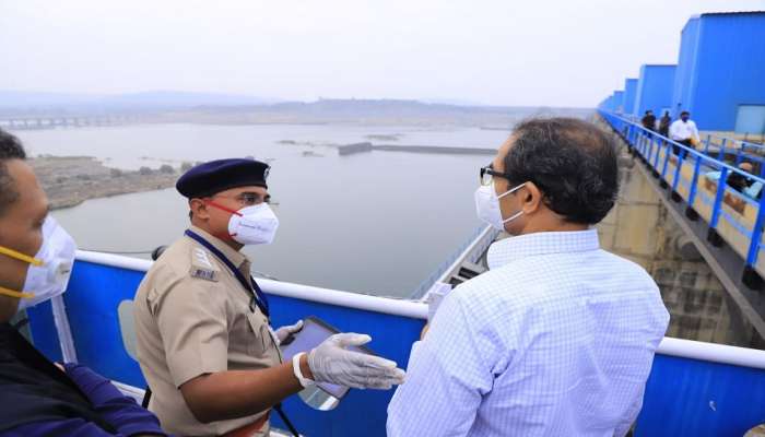 गोसीखुर्द प्रकल्पाला मुख्यमंत्र्यांची भेट तर चंद्रपुरात शेतकऱ्यांनी ताफा रोखला 