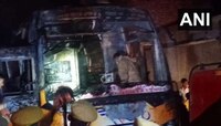 विजेच्या तारांच्या संपर्कात आल्याने चालत्या बसला आग; १० प्रवाशांचा मृत्यू 