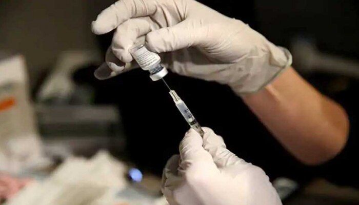 Corona Vaccine घेतल्यानंतर 24 तासांत वॉर्डबॉयचा मृत्यू 