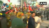 शेतकरी आक्रमक, पोलिसांचे बॅरिकेड्स तोडल्याने  दिल्लीच्या सीमेवर तणाव