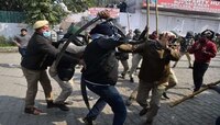 सिंधू बॉर्डरवर स्थानिक आणि शेतकरी आंदोलक भिडले, पोलिसांवर तलवारीने हल्ला