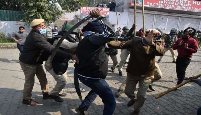 सिंधू बॉर्डरवर स्थानिक आणि शेतकरी आंदोलक भिडले, पोलिसांवर तलवारीने हल्ला